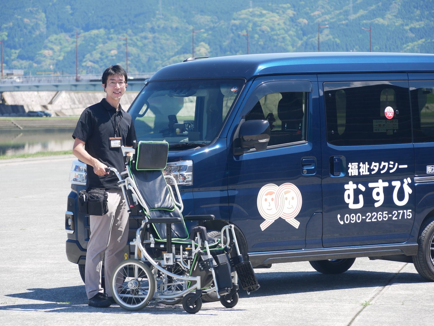 福祉タクシーむすびの運転手と、リクライニング車いす、車両