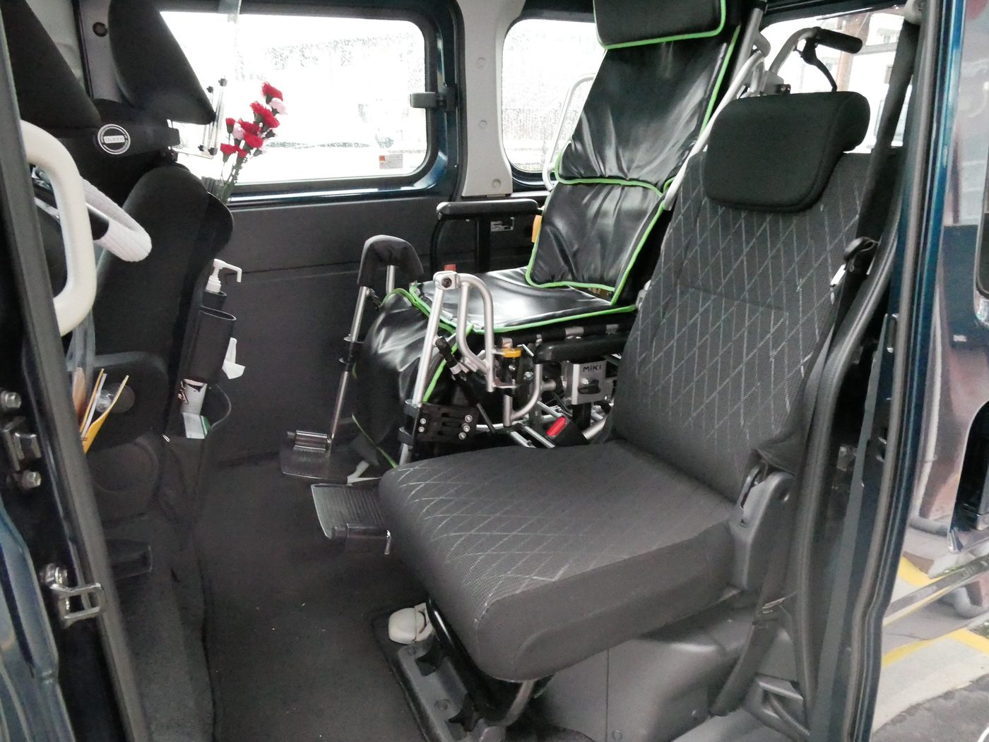車内のようす。リクライニング車いすを固定した状態